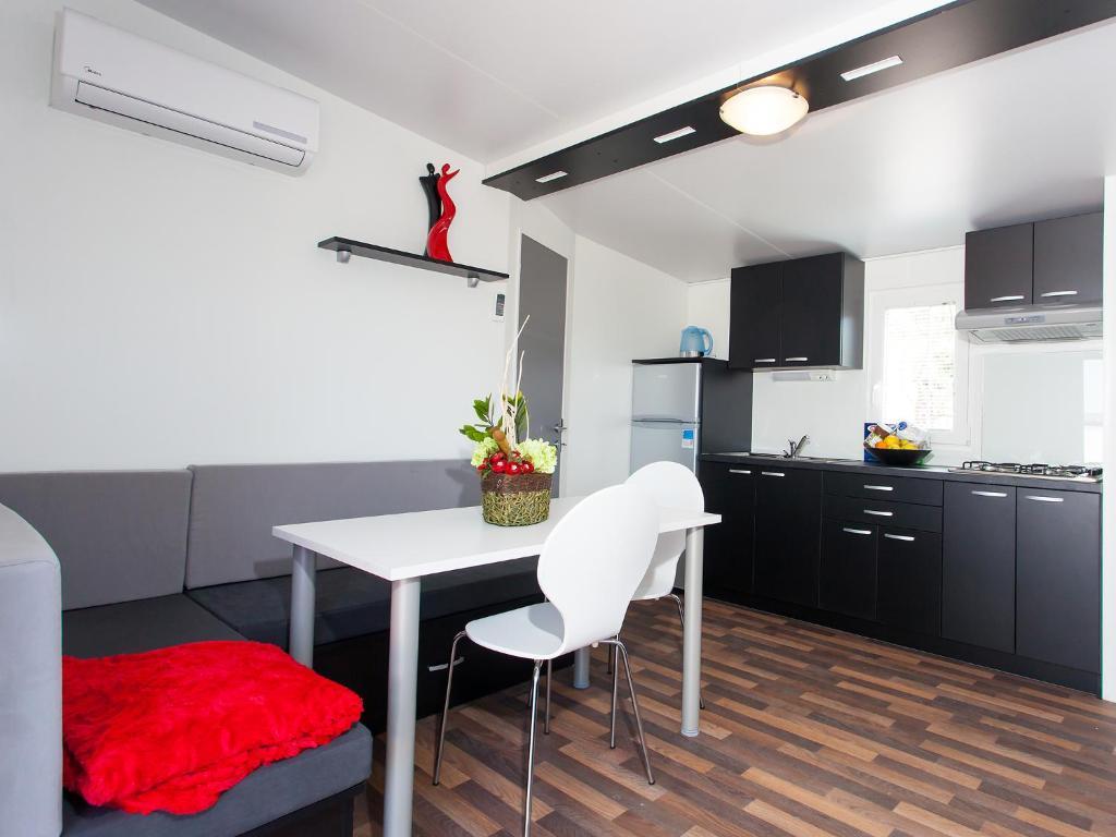 Camping Adria Mobile Homes In Camping Kastanija Novigrad Istria الغرفة الصورة
