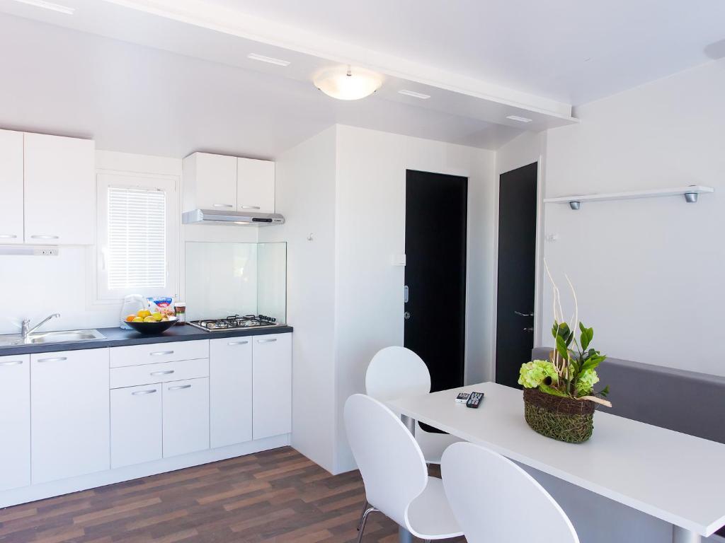 Camping Adria Mobile Homes In Camping Kastanija Novigrad Istria الغرفة الصورة