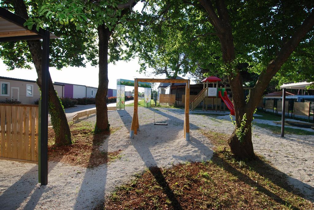 Camping Adria Mobile Homes In Camping Kastanija Novigrad Istria المظهر الخارجي الصورة